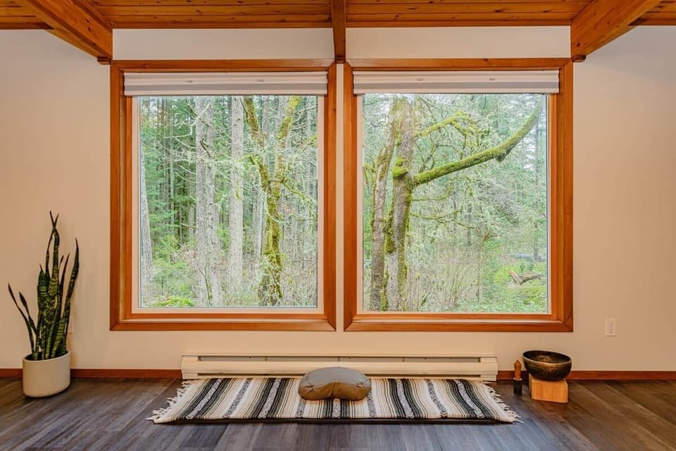 Unobstructed views of seasonal colours and wildlife. A daily spectacle for inspiration and calm.
