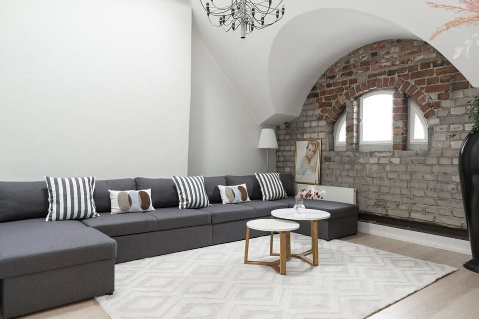 The current sofa is similar, but bit smaller than in this photo.