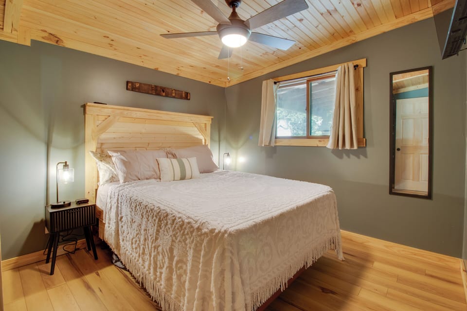 Bedroom 1 | Queen Bed