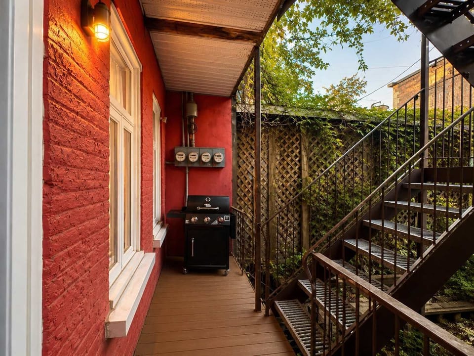 Profitez d'un agréable espace extérieur privé avec barbecue, parfait pour cuisiner en plein air et savourer de bons repas dans une atmosphère calme et conviviale.