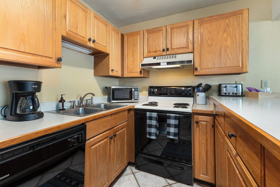 Well Equipped Kitchen | Electric Stove | Coffee Maker | Toaster