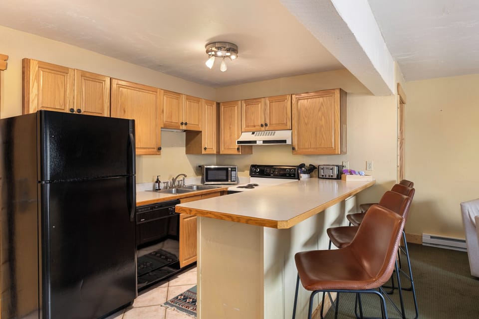 Kitchen | Refrigerator | Breakfast Bar