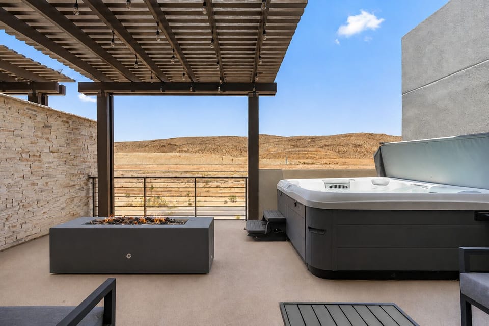Private Hot Tub + Fire Table