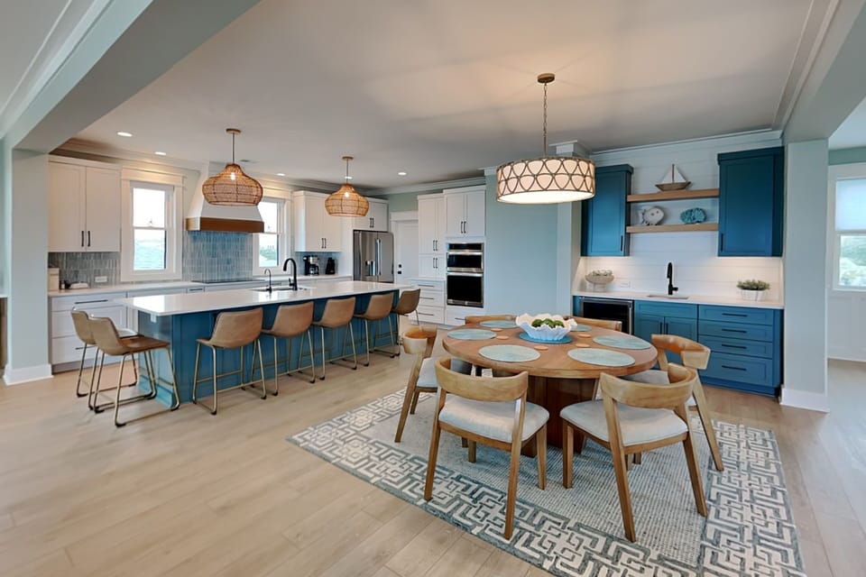Kitchen / Dining - Breakfast Bar + Dining For Six