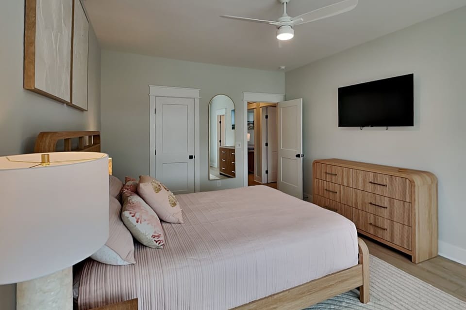 Fourth Bedroom - Queen Bed + Smart TV