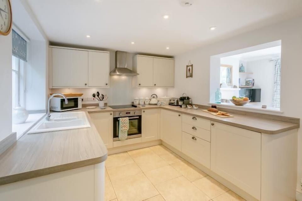 The fully equipped kitchen