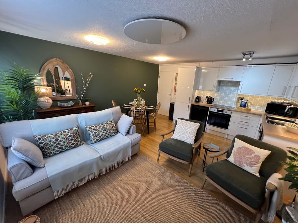 Kitchen and dining room equipped with all essentials for a comfortable stay.