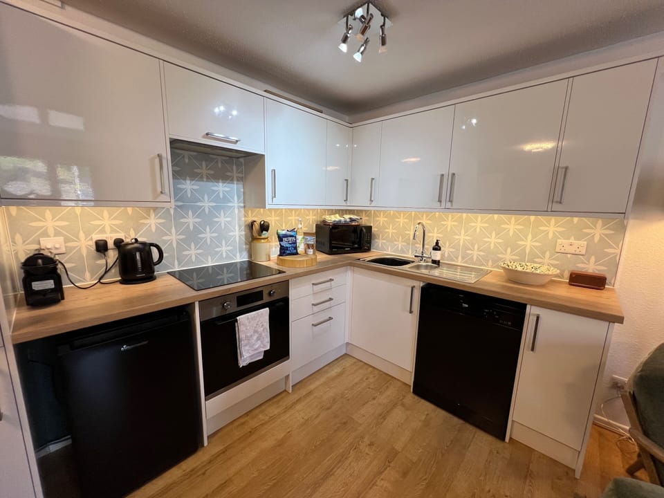 Fully equipped kitchen with modern appliances for a comfortable stay.