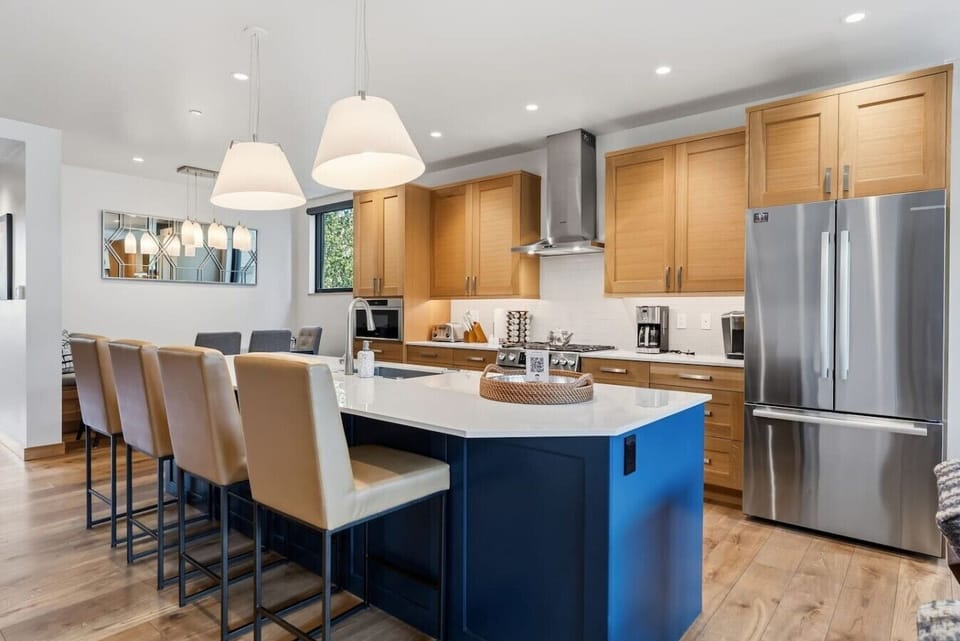 Fully equipped kitchen with bar seating
