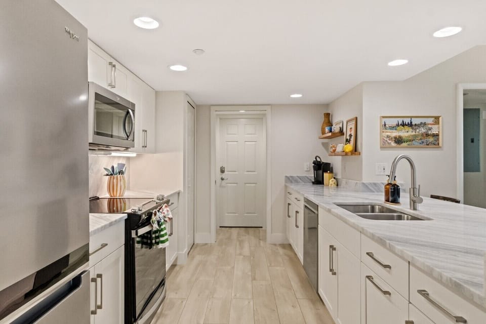 Fully equipped kitchen with everything you need to plan meals during your stay.