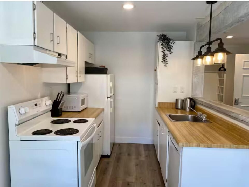 Full kitchen: High-end appliances