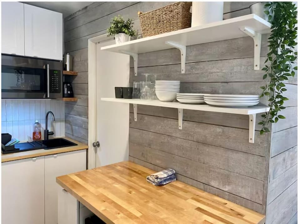 Full kitchen: High-end appliances
