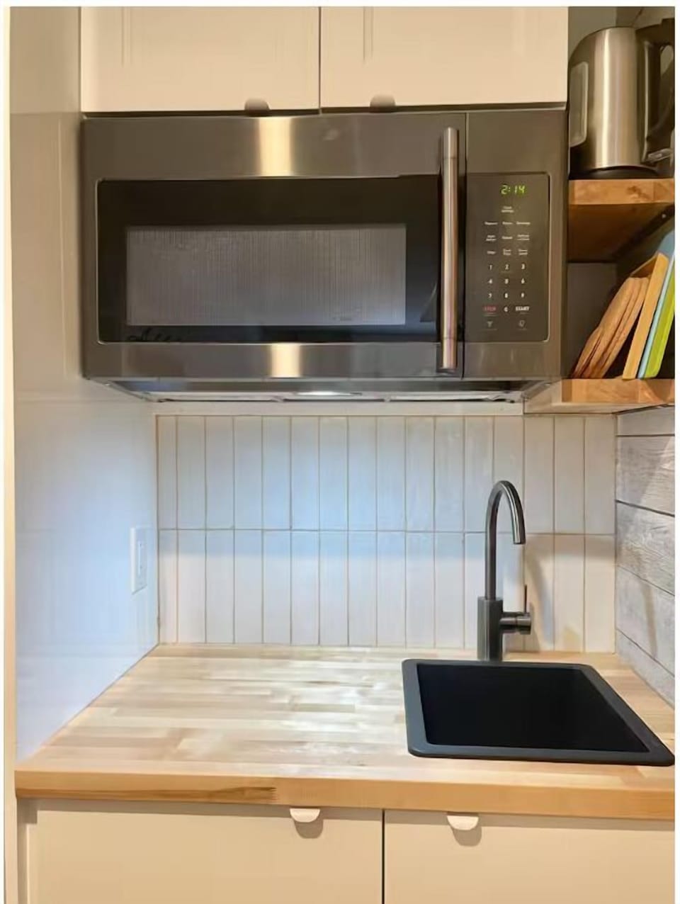 Full kitchen: High-end appliances
