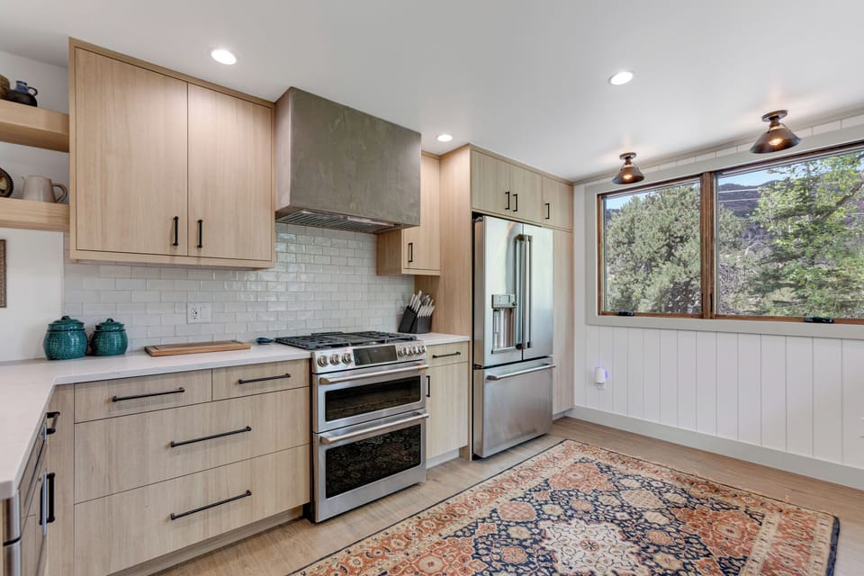 Kitchen
•Updated
•Gas Range w/Double Ovens
•Full Size Refrigerator