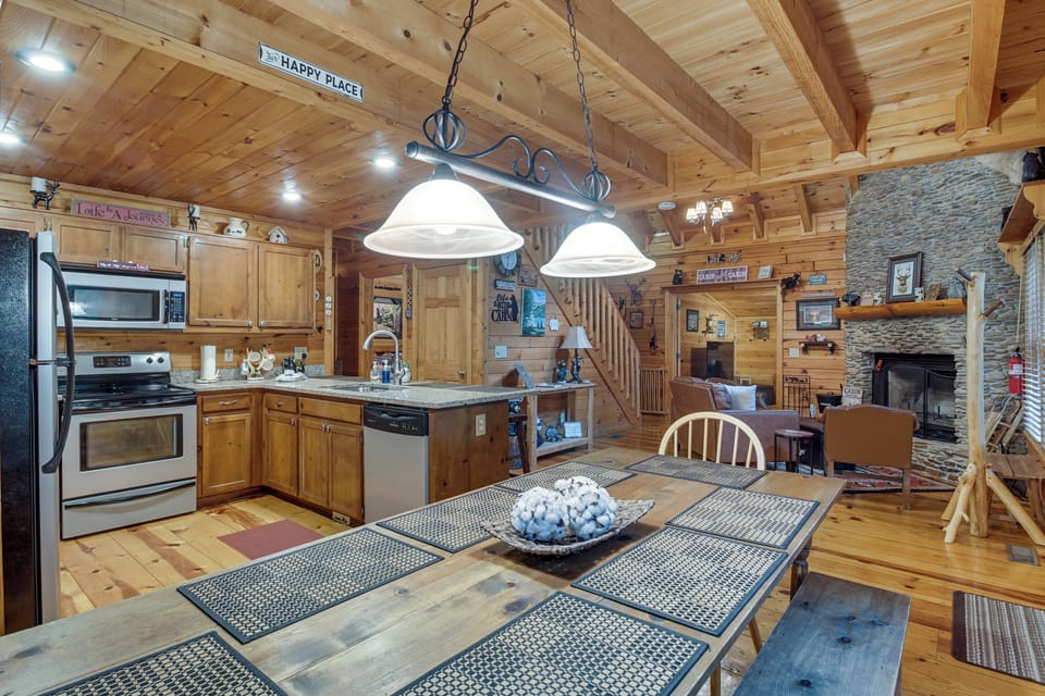 Dining Area | Dishware/Flatware Provided | Main Level