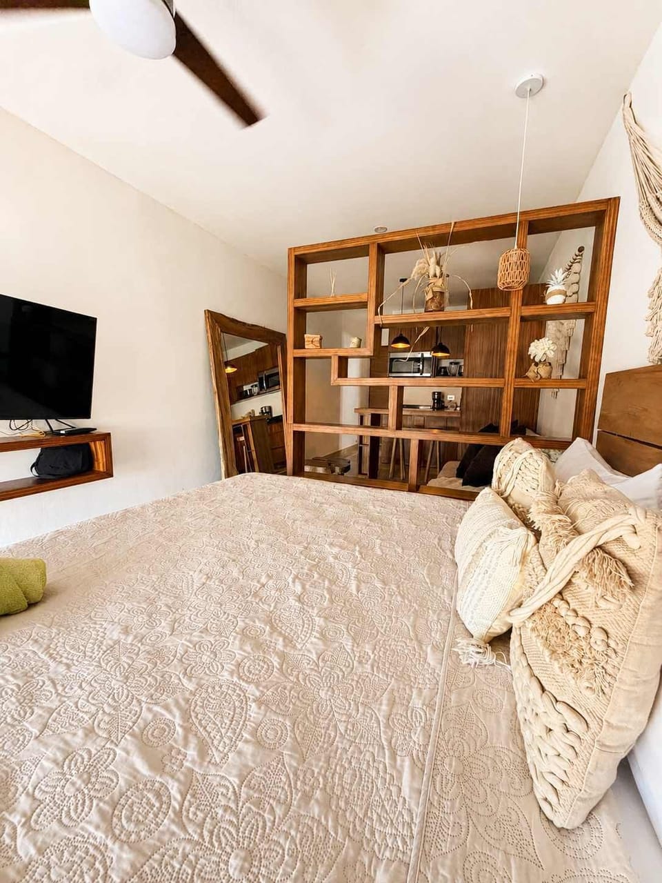 A space designed for comfortable rest, enjoying a movie from bed, and feeling how every area of the studio is thoughtfully used.