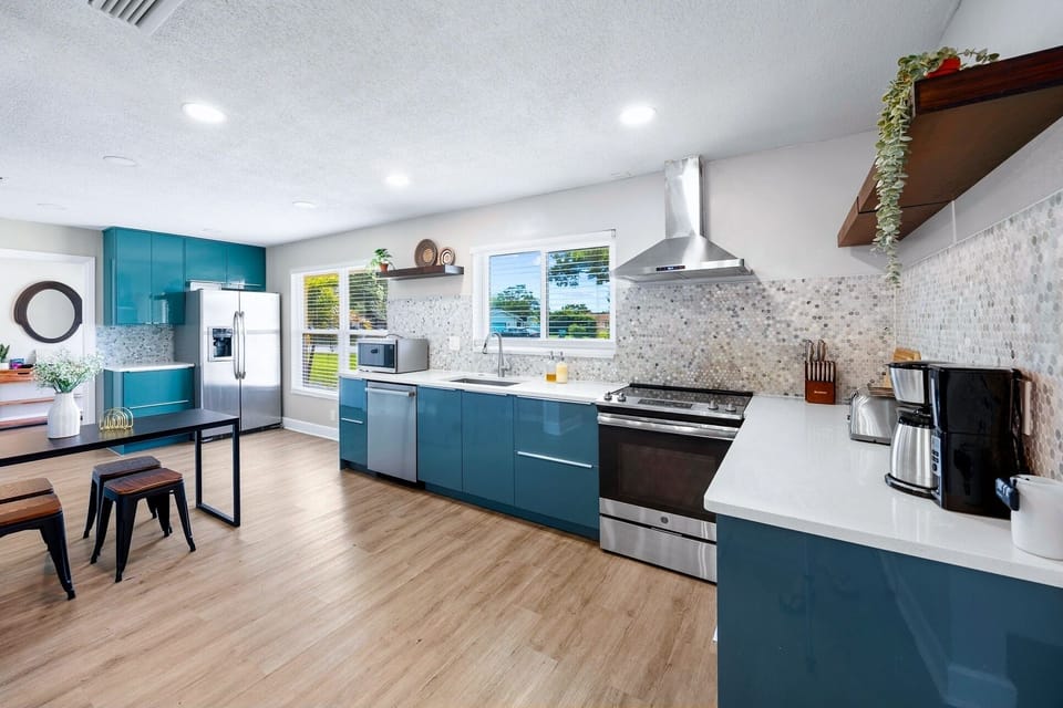 Fully equipped kitchen with modern finishes, great for easy breakfasts, snacks, and meals at home.