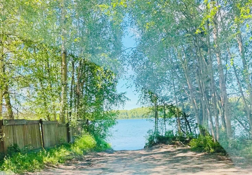 Just a few minutes down the road to public access/Seymour Lake!