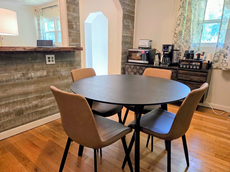 Eat-In Kitchen