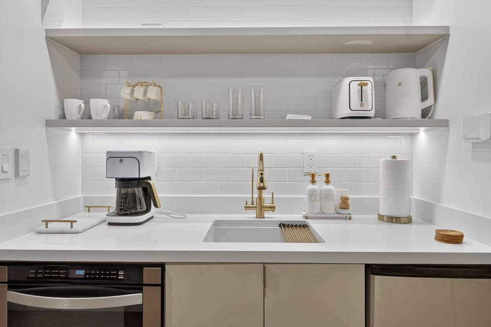 Fully equipped Kitchenette at studio
