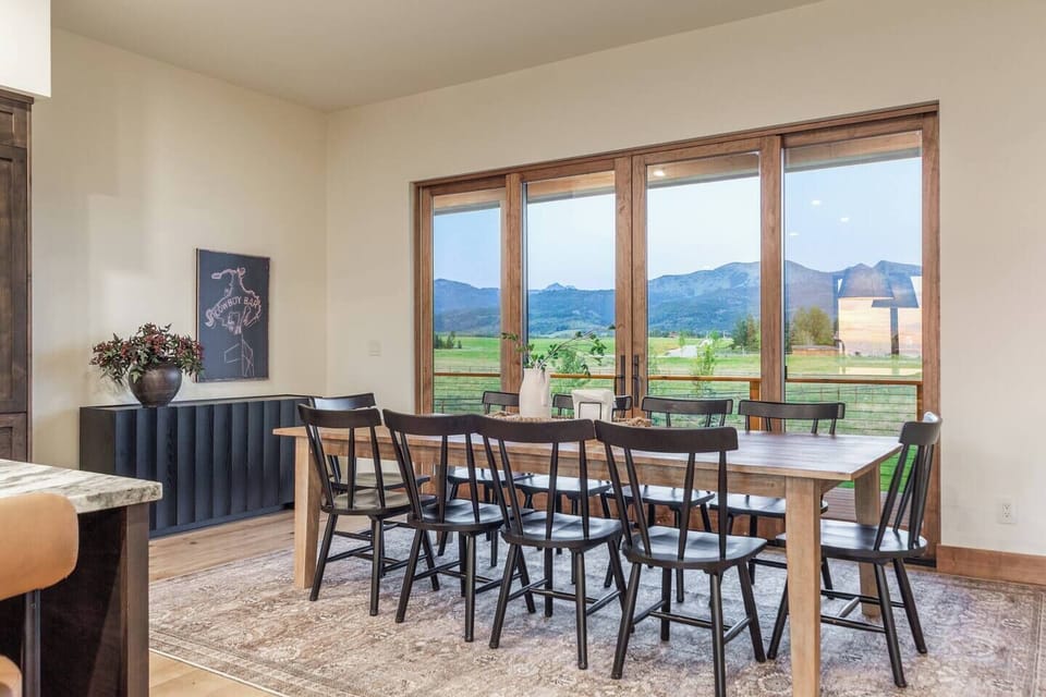 10 person dining area
