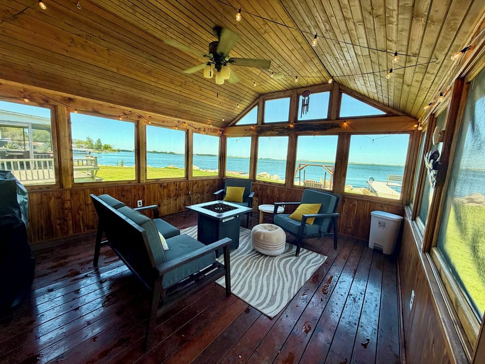 Enjoy bug-free nights in the Fully screened in porch overlooking Blue Dog Lake. 