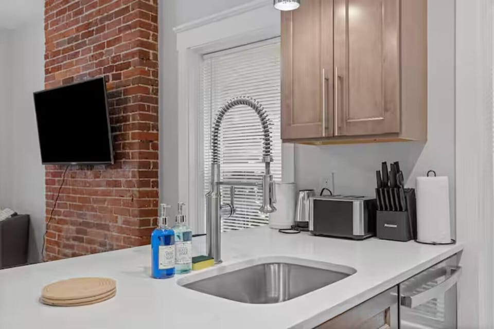 From quick breakfasts to memorable dinners, this welcoming kitchen is fully equipped for every stay.