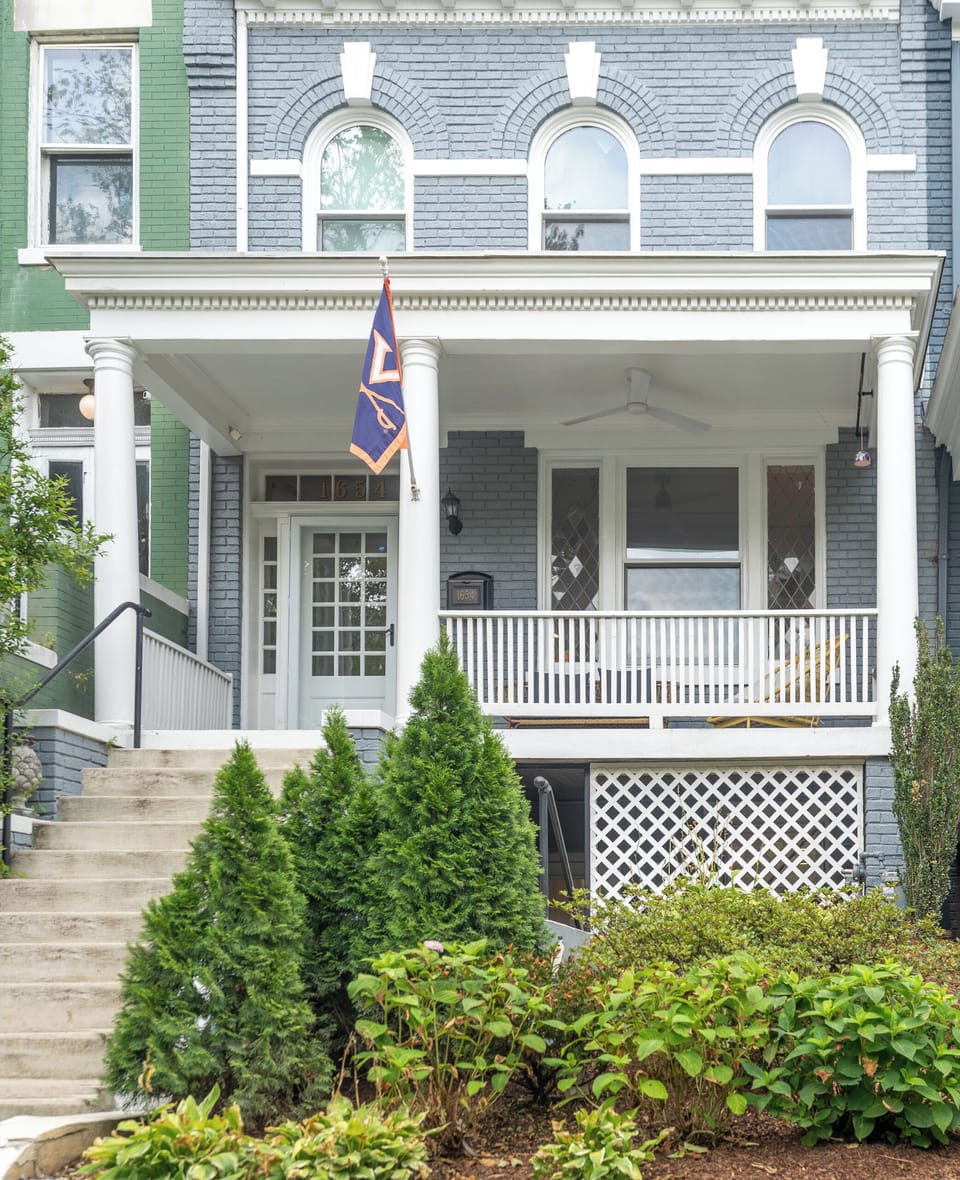 Classic Mount Pleasant rowhouse - your DC home base