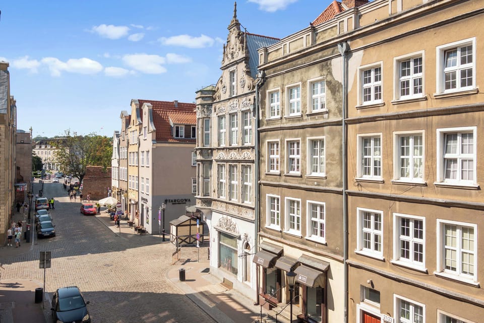 Lokalizacja zapewnia wygodny dostęp do ulicy Długiej, Bazyliki Mariackiej, Długiego Targu oraz nabrzeża Motławy. W okolicy znajdują się liczne restauracje, kawiarnie, sklepy, galerie i punkty usługowe.