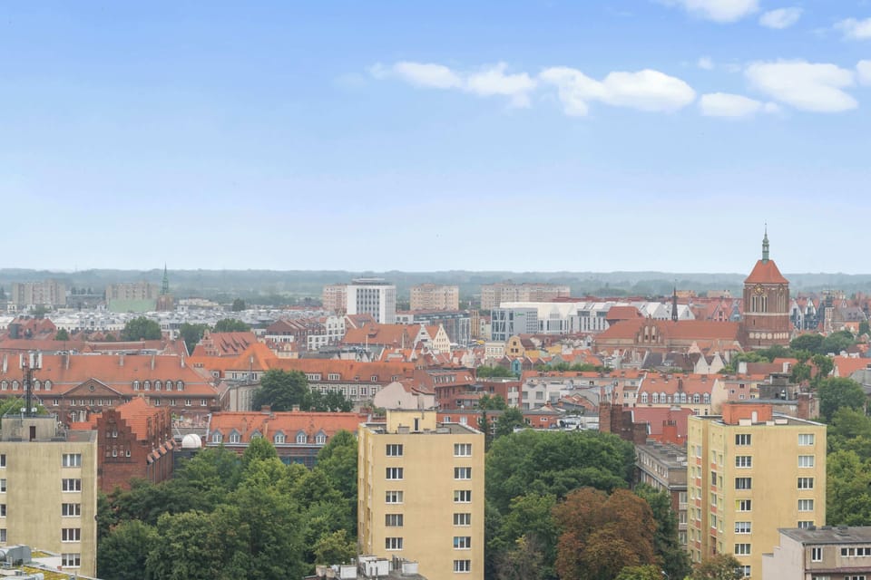 Z salonu można wyjść na umeblowany balkon wyposażony w stół i miejsca do siedzenia. Z 15. piętra rozpościera się panoramiczny widok na Gdańsk, Stare Miasto, tereny stoczniowo-portowe oraz rzekę. 