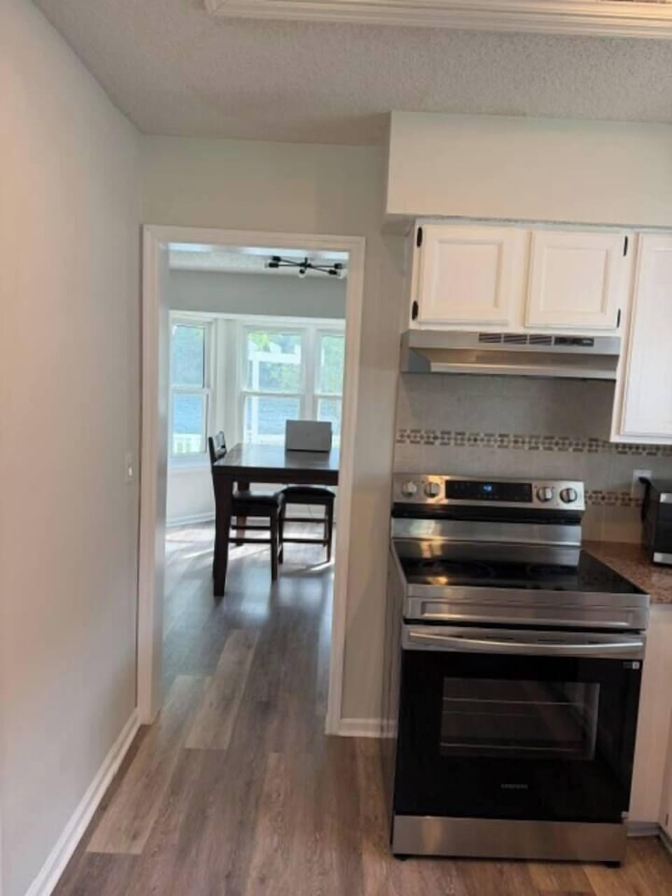 From the stainless steel fridge to the dedicated breakfast bar, this kitchen is designed for easy living during your coastal getaway