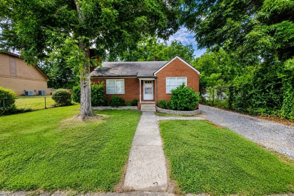 The Fig - classic brick cottage near Elon