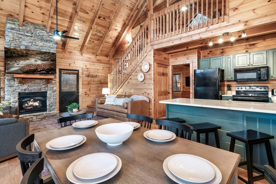 Dining table for 6 and counter seating for an additional 4 people! 