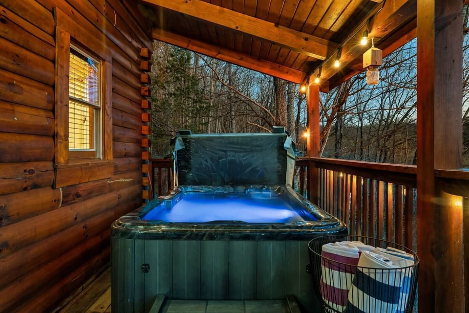 Easy access to enter the spa with the spa cover assist! Simply flip the cover and rotate it to the back of the spa. 4 Spa towels are also provided.