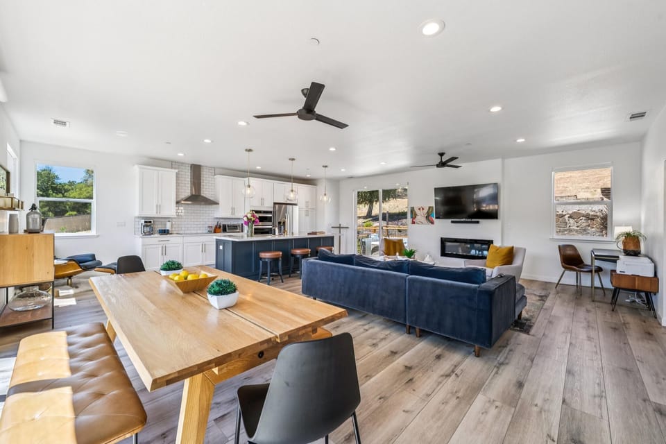 A light-filled great room opening to the beauty of Sonoma Valley.