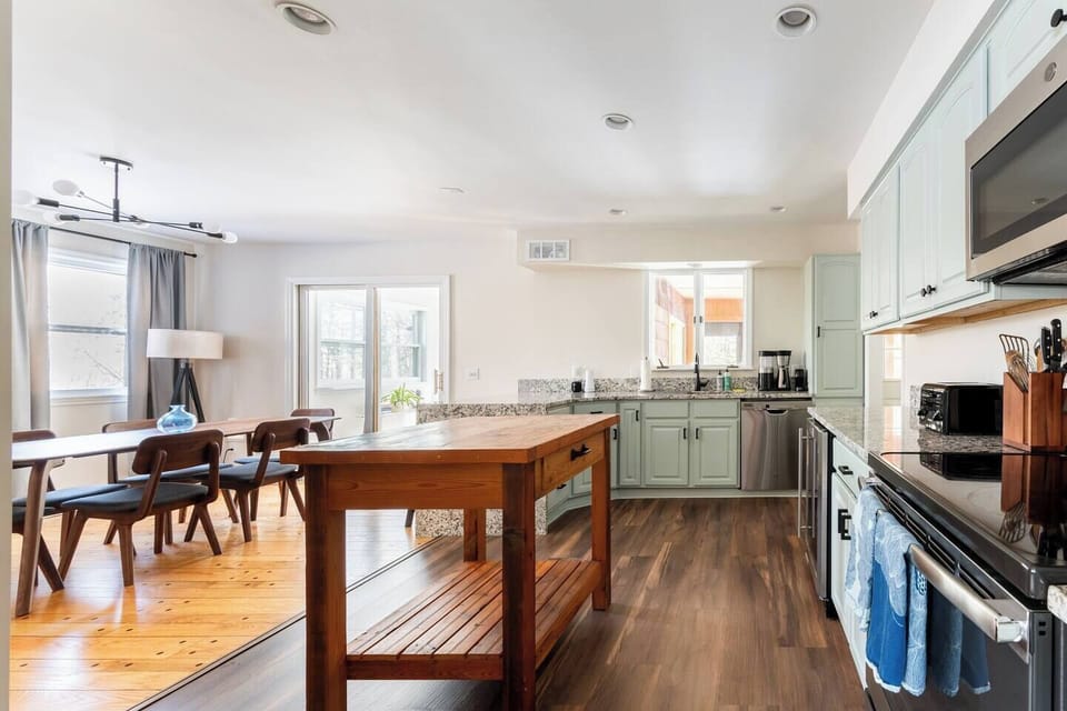 Plenty of room for sous chefs and conversation in the kitchen. 