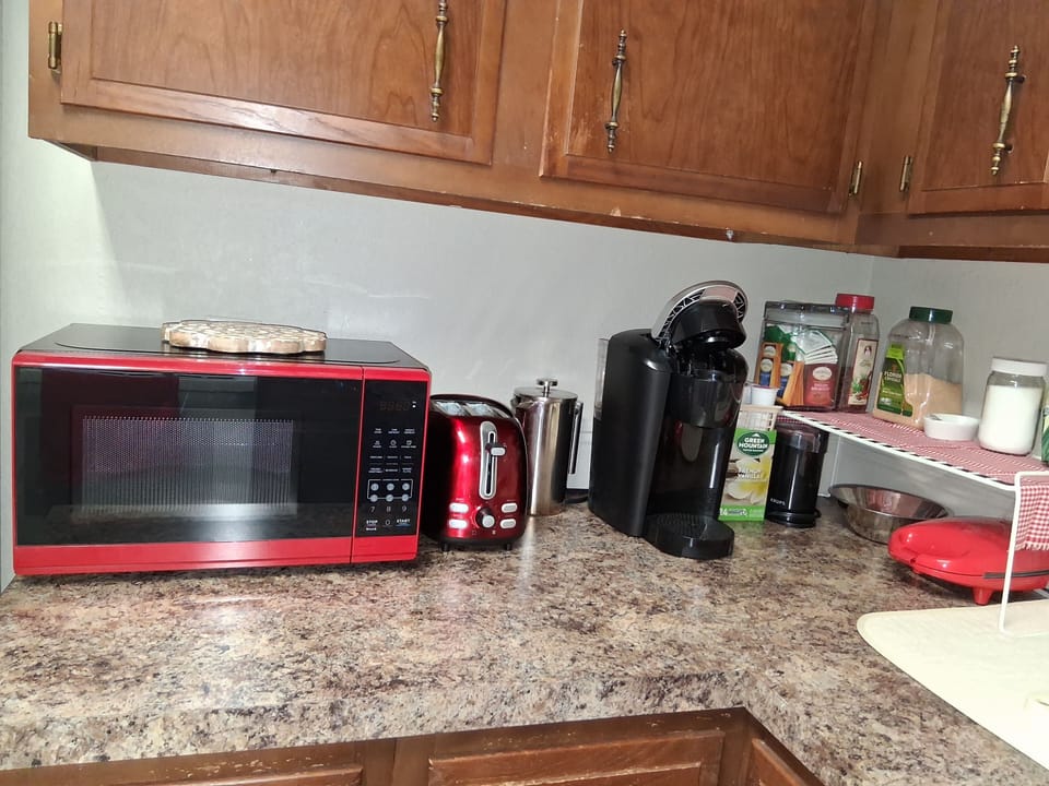 Mcrowave, toaster, French press, Keurig, grinder, bowll, sandwichera.