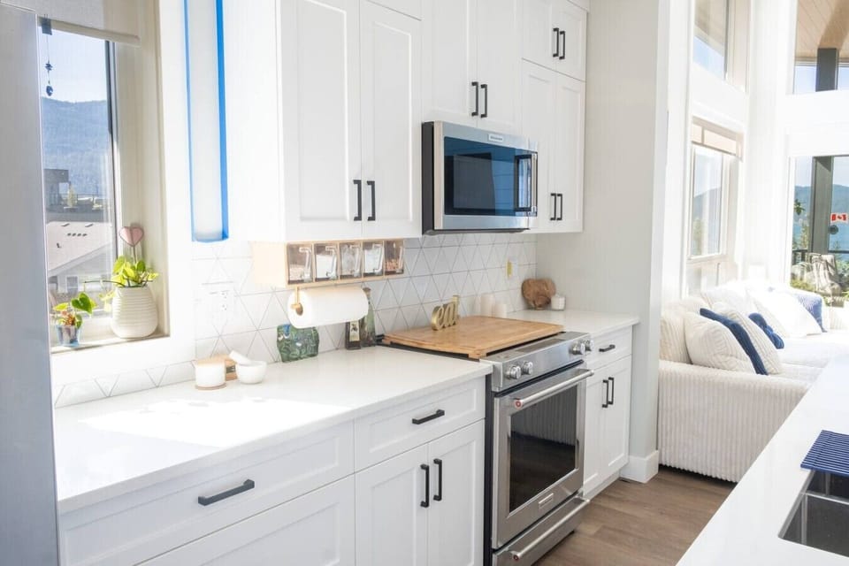 Modern appliances make everything from quick breakfasts to full dinners easy.