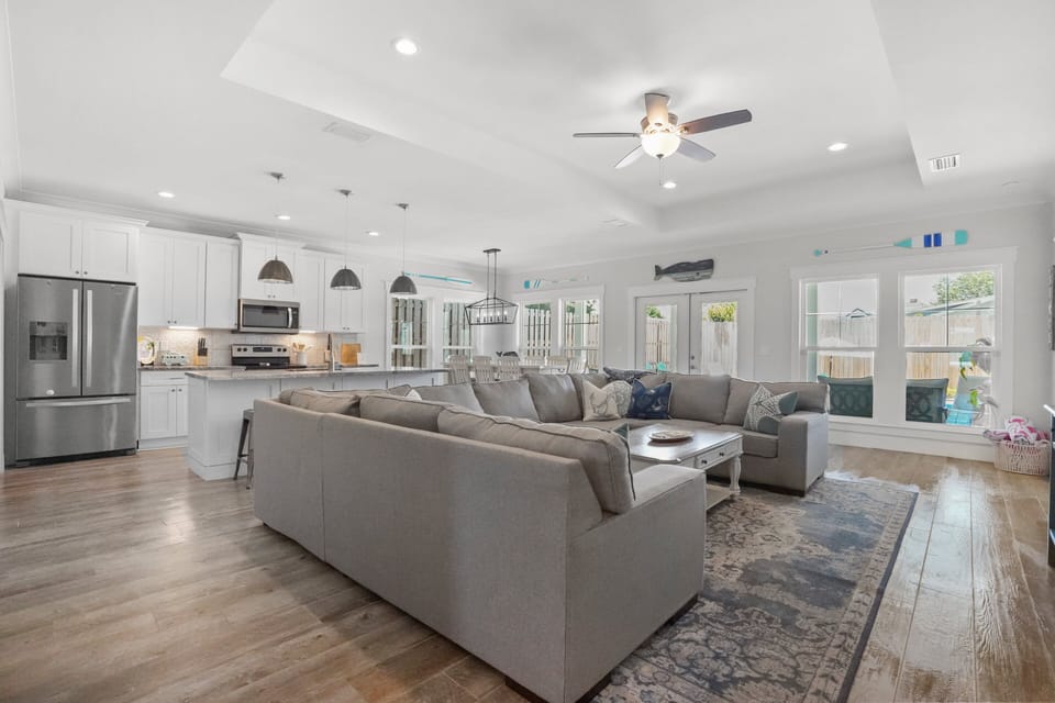 Caribbean Surf | Kitchen and living room area