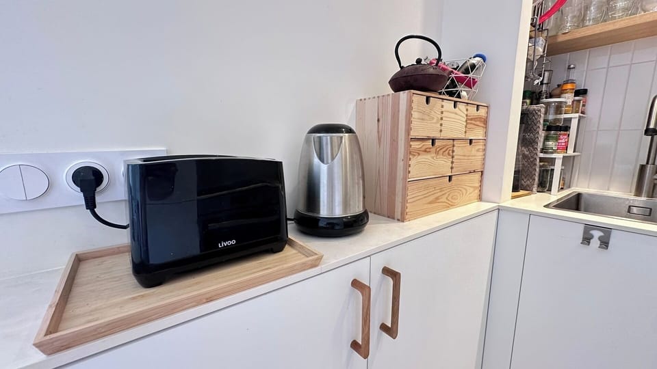 Coin petit-déjeuner avec machine à café, grille-pain et bouilloire