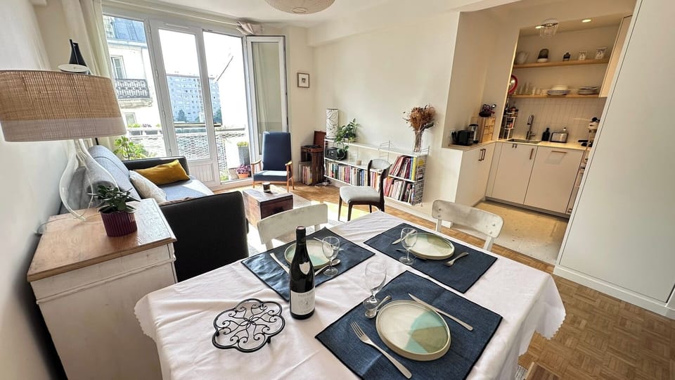 Salle à manger ouverte sur le salon et la cuisine équipée