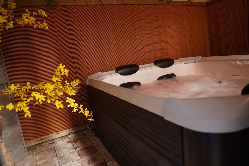 Indoor spa tub