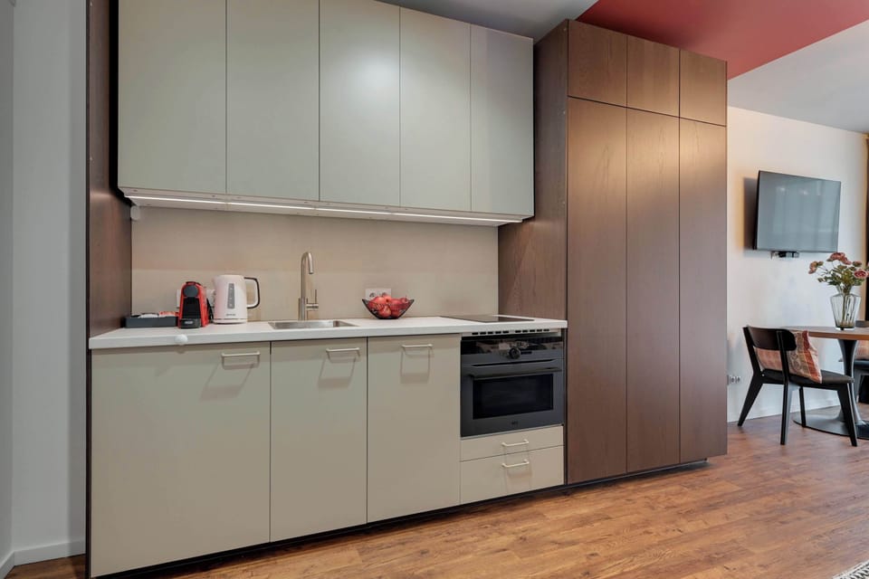 Apartament posiada w pełni wyposażony aneks kuchenny, który umożliwia wygodne przygotowywanie posiłków. Do dyspozycji gości jest lodówka, płyta indukcyjna, czajnik, ekspres do kawy, piekarnik oraz zmywarka.
