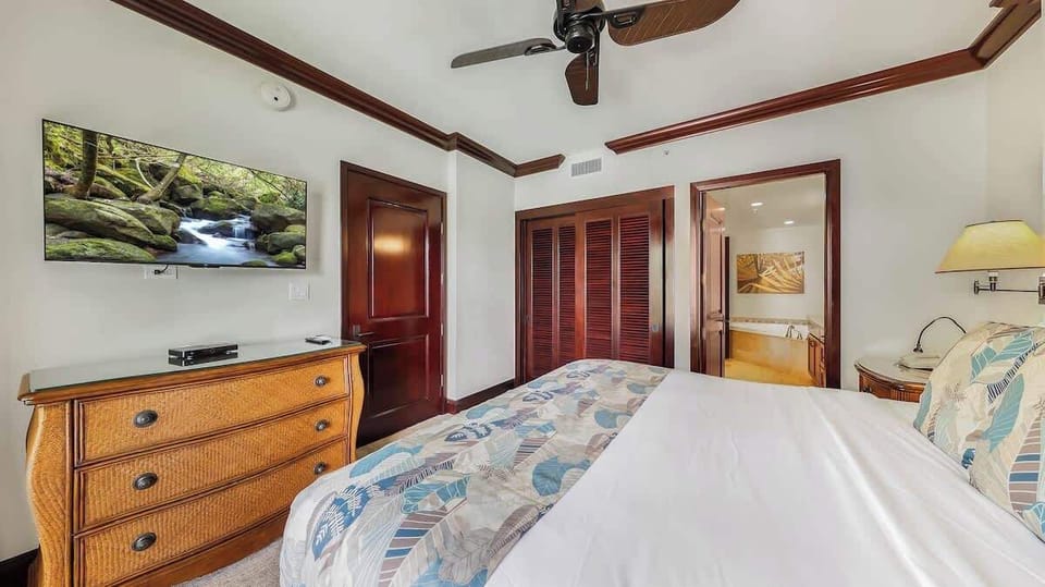 Slip into your personal retreat where a plush bed and coastal décor invite you to unwind. Enjoy your private en-suite and gentle ceiling fan breezes.