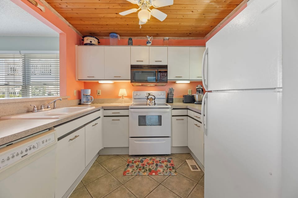 R12: Mr and Mrs Sea | Kitchen