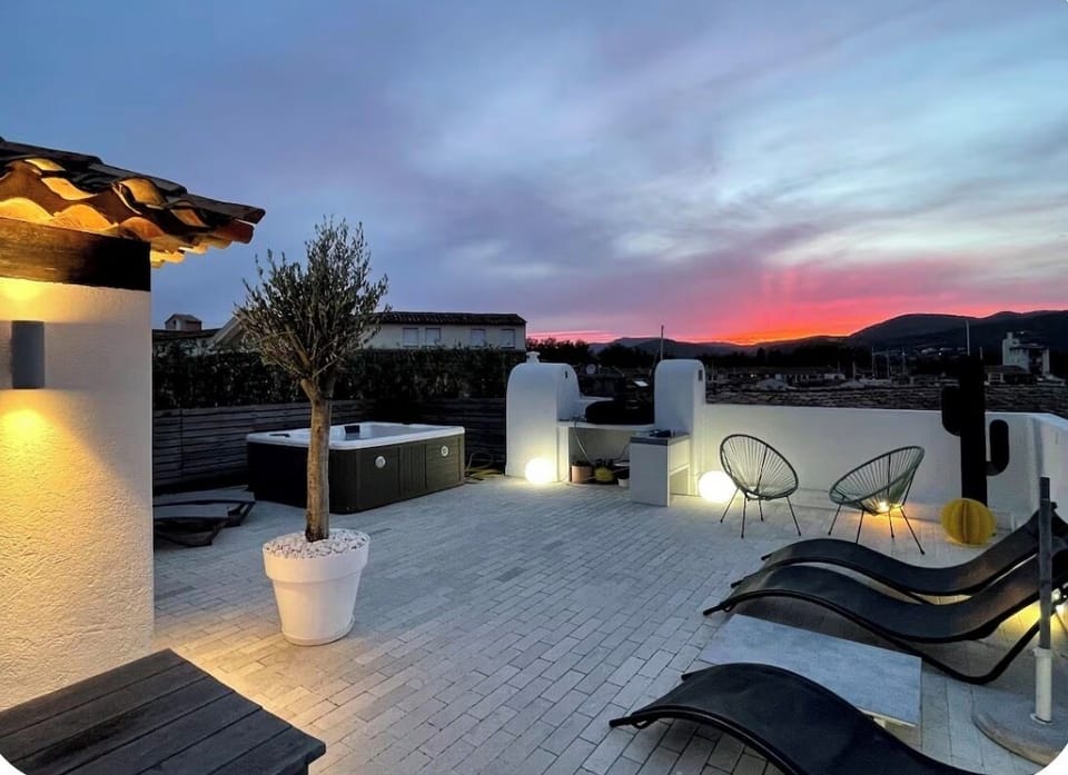 Outdoor spa tub