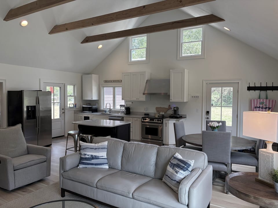 Bright open-concept living, dining & kitchen space