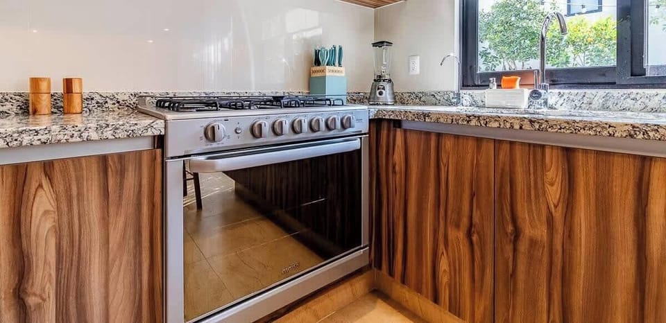 Estufa de gas con extractor en cocina.