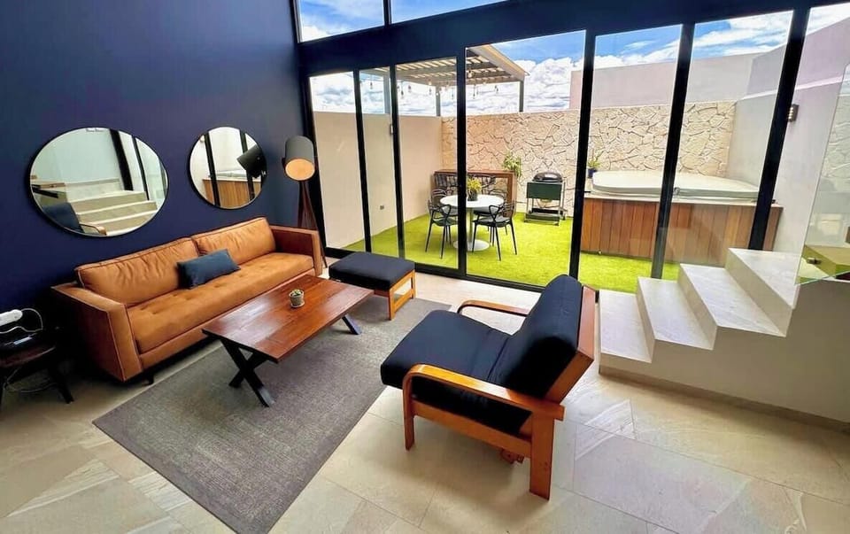 Sala con acceso a la zona de jacuzzi y patio.
