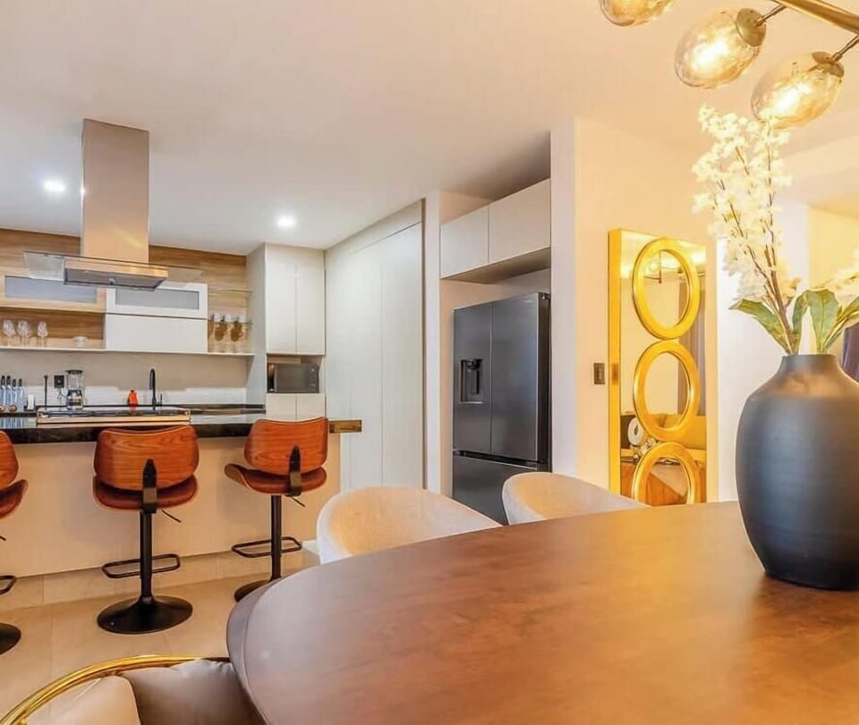 Comedor junto a cocina integral y amplio refrigerador.